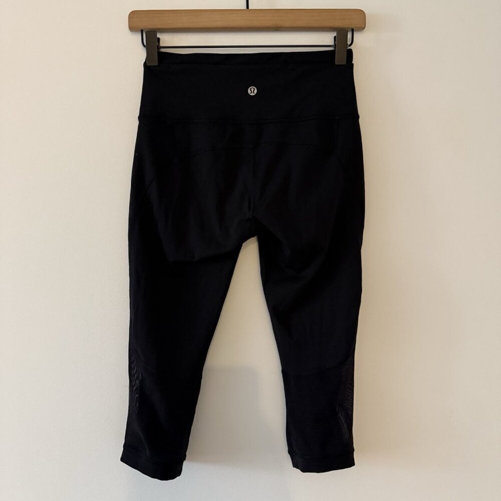 Lululemon Black Cropped Leggings Size 4 Gym Workout Sporty Athleisure Reflective